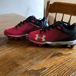 Girls baseball cleats